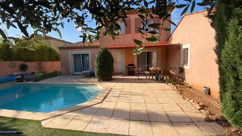 une maison avec une piscine dans la cour dans l'établissement Maison CAUVIERE, à Marseille