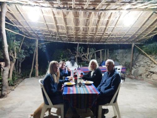 Malata的住宿－Sangalle Cielo Lodge，坐在桌子上的一群人