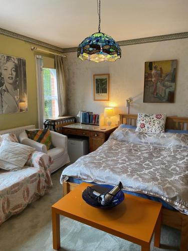 um quarto com uma cama e uma mesa com uma tigela em Bellhay Orchard em Glastonbury