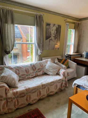 uma sala de estar com um sofá e uma janela em Bellhay Orchard em Glastonbury