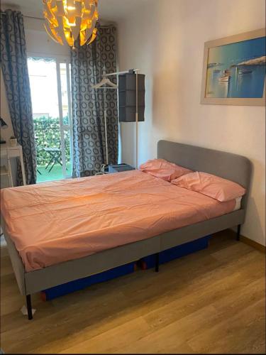 un lit avec une couette orange dans une chambre dans l'établissement Apartamento de habitaciones privadas en el centro de Málaga, à Malaga