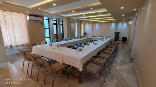 - une longue table dans une pièce avec des chaises dans l'établissement HOTEL CITY PARK, à Janakpur