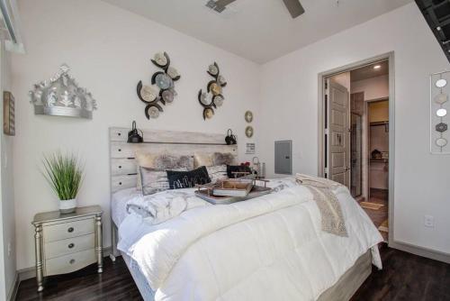 ヒューストンにあるAmazing Luxury Living 1bdrm kingbd Downtwn Houstonのベッドルーム1室(白い大型ベッド1台付)