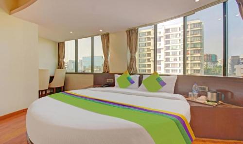 Кровать или кровати в номере The Pacific By Glitz Hotels, International Airport Mumbai