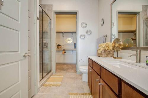 y baño con ducha, lavabo y aseo. en Amazing Luxury Living 1bdrm kingbd Downtwn Houston, en Houston
