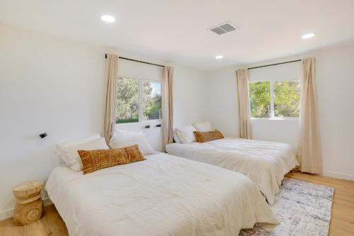 Säng eller sängar i ett rum på Bright and Airy Sedona Home with Mountain Views!