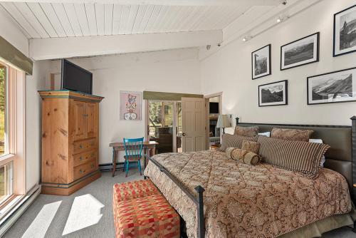 Katil atau katil-katil dalam bilik di Enclave 308, Snowmass Ski-In/Ski-Out Condo w/Shared Pool/Hot Tub