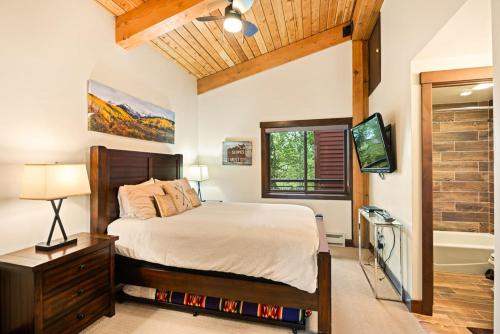 Postel nebo postele na pokoji v ubytování Enclave 312, Ski-In/Ski-Out Condo, Top Floor w/ Hot Tub, Gym and Out Door Pool in Snowmass