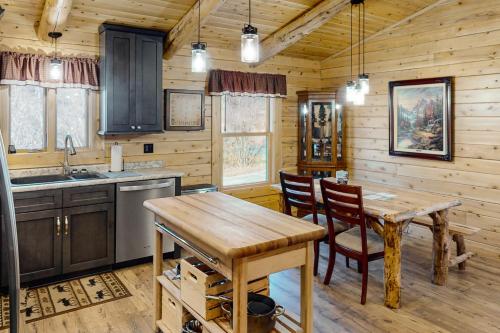 una cocina con mesa y sillas en una cabaña en Blackbear Log Cabin en Morrisville