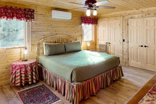 1 dormitorio con 1 cama en una cabaña de madera en Blackbear Log Cabin en Morrisville