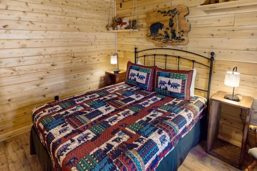 MorrisvilleにあるBlackbear Log Cabinの丸太小屋のベッドのある寝室