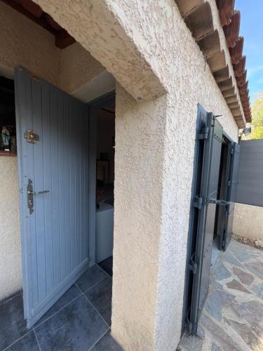 een deur aan de zijkant van een huis bij Suite parentale indépendante in Marseille
