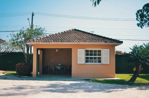 a small house with a window in a driveway at O Paturi - Village Hotel Proximo Aparecida in Guaratinguetá