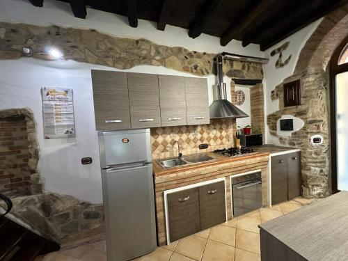 kuchnia z lodówką i zlewem w obiekcie Casa Vacanza al Centro di Iglesias tra Mare e Miniere w mieście Iglesias