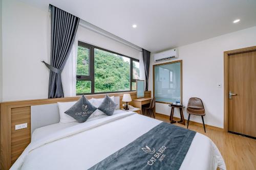 um quarto com uma cama grande e uma janela em CAT BA ECO HOTEL em Ilha de Cát Bà