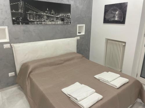 1 dormitorio con 1 cama con 2 toallas en San Donato Apartment, en Barletta