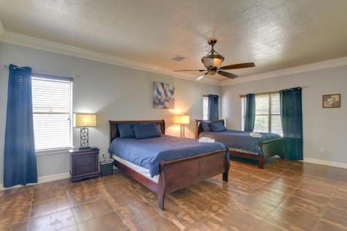 מיטה או מיטות בחדר ב-Elegant Houston Home with Gazebo and Game Room!