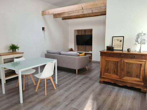 - un salon avec une table et un canapé dans l'établissement Joli appartement tout confort, à Chalon-sur-Saône