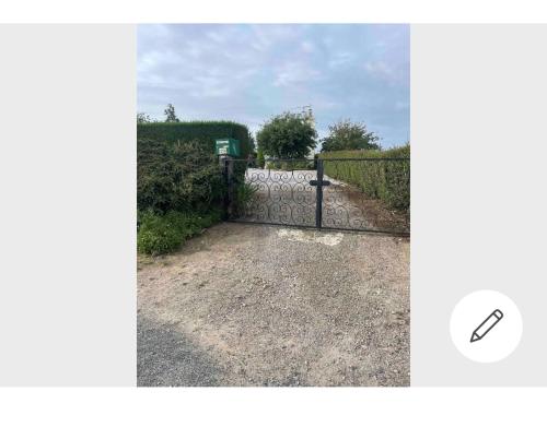a gate to a driveway with a fence at Anna in Pléboulle