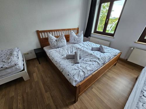 ein Schlafzimmer mit 2 Betten mit Kissen darauf in der Unterkunft Großzügige Ferienwohnung mit Balkon in Chemnitz