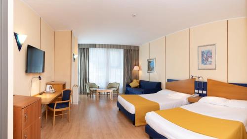 Ένα ή περισσότερα κρεβάτια σε δωμάτιο στο Hotel Express Aosta East