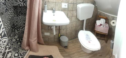Da Anna e Michele في أندريا: حمام مع مرحاض ومغسلة