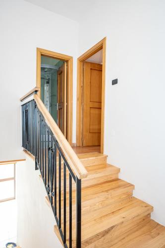 a wooden staircase with a wooden door in a house at casa aniello in Caprioli