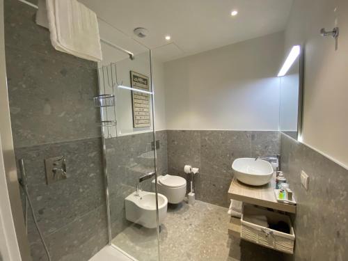 a bathroom with a shower and a toilet and a sink at La casa di Giò: piccolo gioiello in centro Como in Como