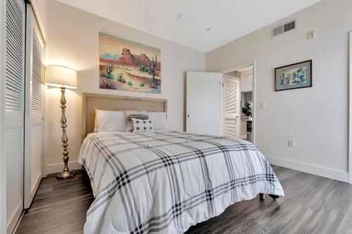 um quarto com uma cama com um cobertor xadrez em 1 Luxury Apartment em Los Angeles