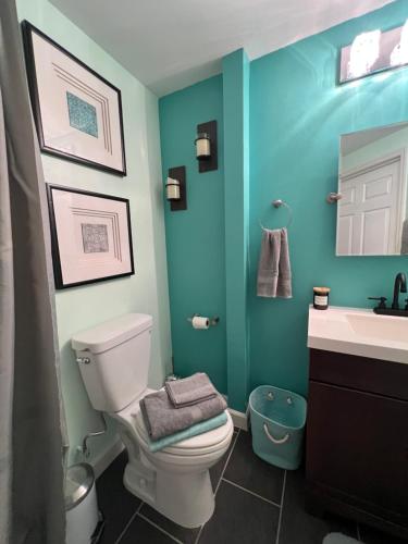 Ένα μπάνιο στο Cozy loft with parking and private patio w/ grill