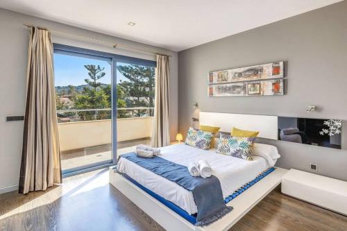 1 dormitorio con cama y ventana grande en zen villa by villasmediterranean en El Toro