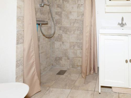 uma casa de banho com chuveiro e cortina de chuveiro em Three-Bedroom Holiday home in Øster Assels 3 em Sillerslev