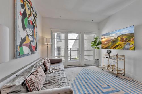 una sala de estar con sofá y una pintura en la pared en 7 Large Down Town Santa Monica Apartment, en Los Ángeles