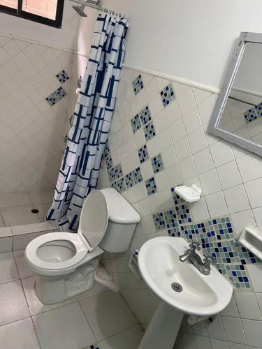 een badkamer met een toilet en een wastafel bij Beach Airport House in Cartagena