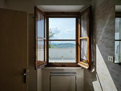 okno w łazience z grzejnikiem przed nim w obiekcie San Rocco Country House w mieście Pesaro