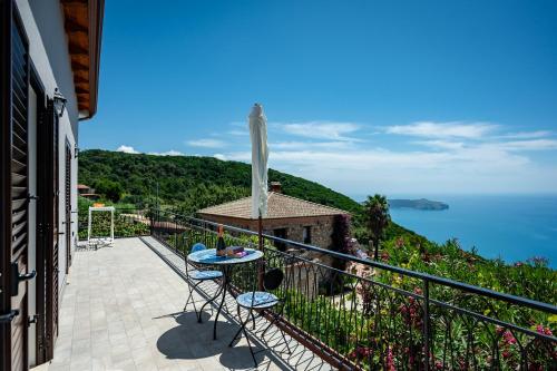 a balcony with a table and chairs and the ocean at casa aniello in Caprioli