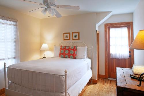 um quarto com uma cama e uma ventoinha de tecto em Island City House em Key West