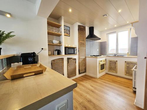 - une cuisine avec un comptoir dans une pièce dans l'établissement Le Phare - Plage & Vue Mer Panoramique, à Dunkerque