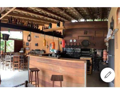eine Bar in einem Restaurant mit Stühlen und einer Theke in der Unterkunft Chácara Recanto do Sossego in Igaratá