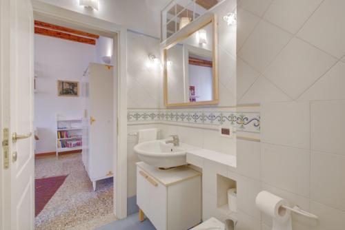 bagno bianco con lavandino e specchio di MORO get-by-train a Venezia