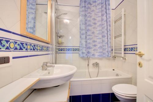 bagno con lavandino, vasca e servizi igienici di MORETTA get-by-train a Venezia