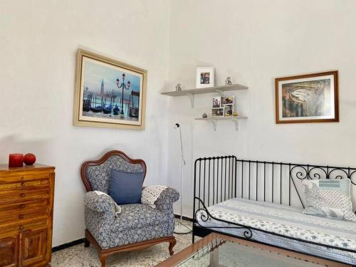 een kamer met een bed, een stoel en een dressoir bij Casa Aya in Teror