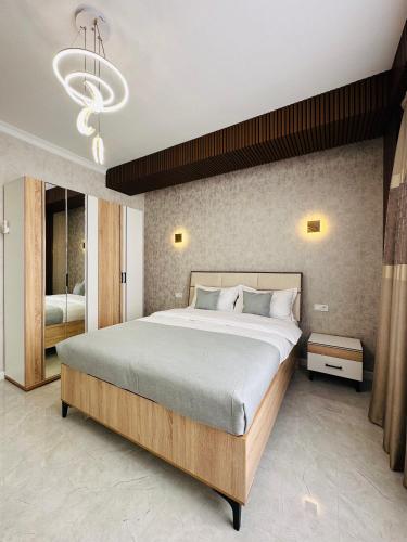 una camera da letto con un letto grande in una stanza di KERUEN SARAY APARTMENTS 20/14 a Türkistan