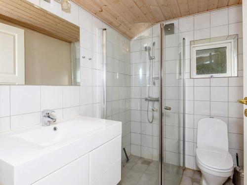 y baño con aseo, lavabo y ducha. en Luxurious Holiday Home in Thyholm with Sauna en Thyholm