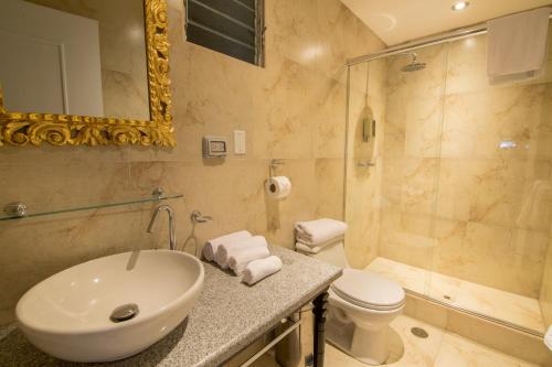 e bagno con lavandino, servizi igienici e doccia. di Tariq Boutique a Cuzco