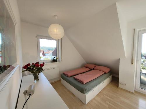 Cette petite chambre comprend un lit et une fenêtre. dans l'établissement flat4 Steißlingen, à Steißlingen