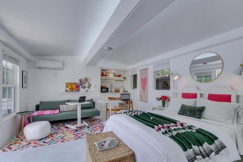 een slaapkamer met een bed en een woonkamer bij Palm Desert Casita with Pool 5 Blocks to El Paseo in Palm Desert