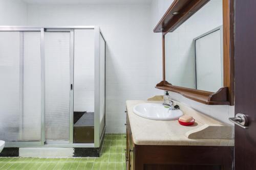 een badkamer met een wastafel en een douche bij La Matea in Llaurí