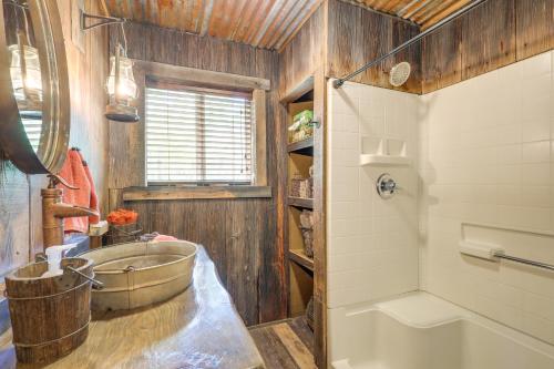 La salle de bains est pourvue d'une baignoire, d'un lavabo et d'une douche. dans l'établissement Jemez Springs Cabin with Stunning Mtn Views!, à Jemez Springs