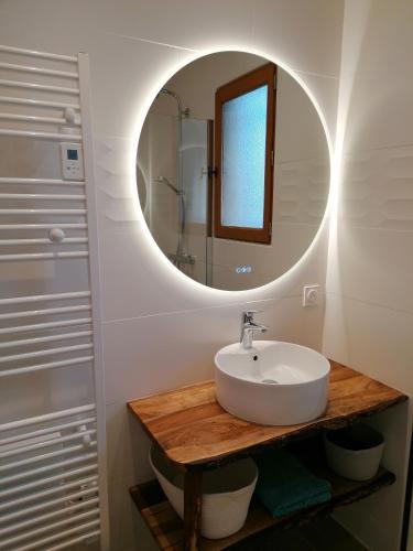 une salle de bain avec un lavabo et un miroir dans l'établissement Les Lodges du Bousquet, à Tamniès